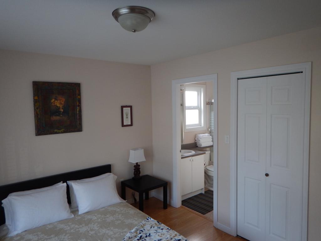 Clean And Quiet 2 Bdr 2 Bthr Private Entrance Entire Guests Suite Near Coquitlam Center Mall And Skytrain Room photo