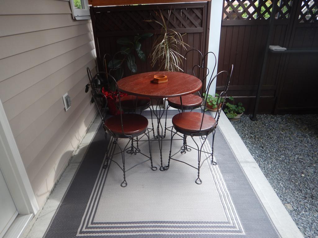 Clean And Quiet 2 Bdr 2 Bthr Private Entrance Entire Guests Suite Near Coquitlam Center Mall And Skytrain Exterior photo
